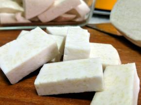 香芋切块，蒸熟，勺子能轻松按压。