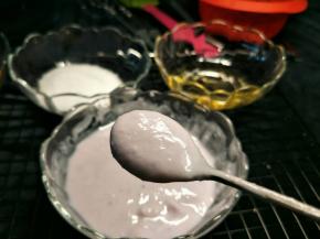 芋泥和牛奶混合均匀。