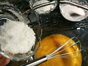 蛋黄打撒，加入10克白砂糖。搅匀。