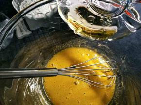 加入玉米油。每次加入材料都需要搅拌均匀。