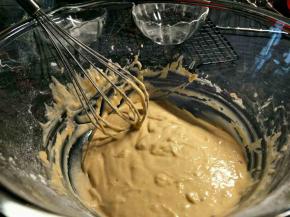 加入芋泥牛奶糊，再筛入低粉，搅匀，筛入低粉后不可过度搅拌。