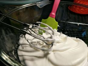 蛋白加入几滴白醋或柠檬汁，分三次加入白砂糖，打发到出现直立小尖角。