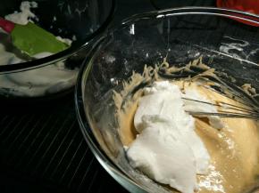 分三次和蛋黄糊混合均匀，注意搅拌手法采用切拌和翻拌的方式。