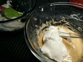 分三次和蛋黄糊混合均匀，注意搅拌手法采用切拌和翻拌的方式。