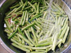 去头尾，折小段，洗净