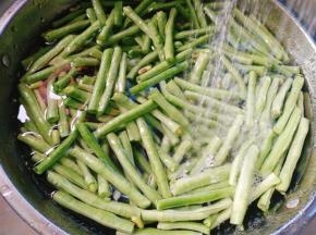 去头尾，折小段，洗净