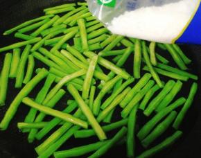 锅里放入烧开，倒入豆角，加点盐
