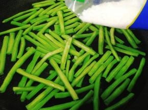 锅里放入烧开，倒入豆角，加点盐