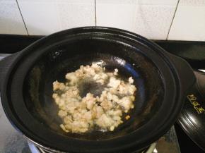 五花肉先煸出油