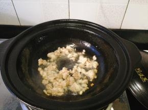 五花肉先煸出油