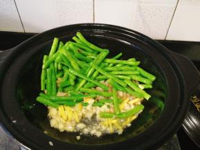 再倒入蒜头，姜丝，爆香后加入豆角