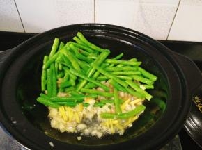 再倒入蒜头，姜丝，爆香后加入豆角