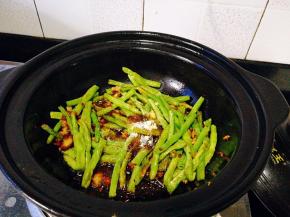 陆续加入蚝油，白糖，鸡粉，翻炒