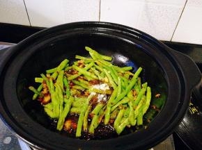 陆续加入蚝油，白糖，鸡粉，翻炒
