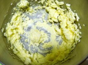 黄油软化稍稍打发几下