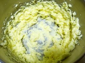 加入砂糖，打发至蓬松状态