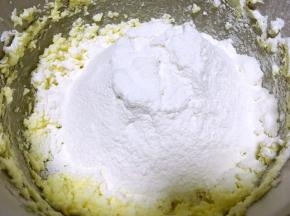 过筛低筋面粉、玉米淀粉跟奶粉搅拌均匀