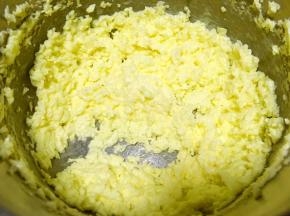 分次加入蛋清，打发均匀