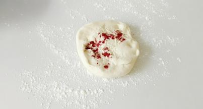 取出一部分白面团，加入极少量红曲米粉，做小嫦娥粉红色脸蛋。