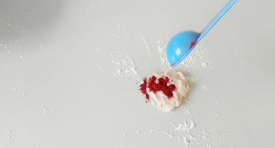 在取出一部分面团，加入多量红曲米粉。