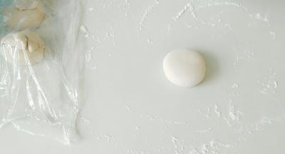 搓成图中圆形的样子。做脑袋。