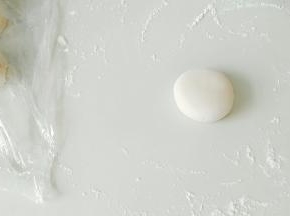 搓成图中圆形的样子。做脑袋。