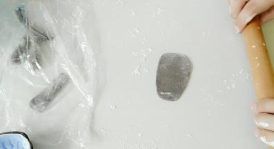 擀成图中这样的黑色面片，白面团里，加入适量可可粉，即可。
