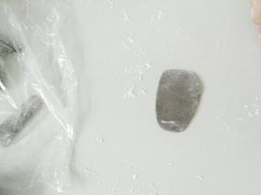 擀成图中这样的黑色面片，白面团里，加入适量可可粉，即可。