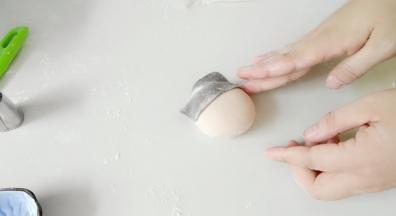 放上去，粘不住时，蘸些水。