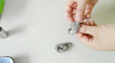 拧成麻花的样子，做头发。