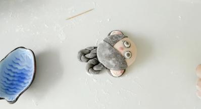 放上印堂那个红点点。