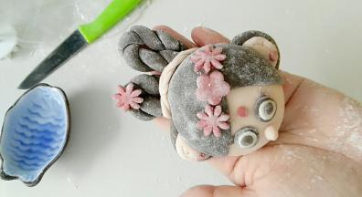 粘上花花，装饰。