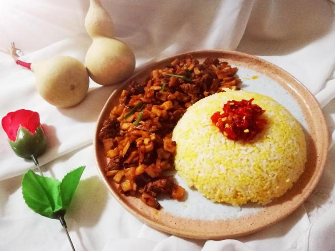 茭白肉沫酱杂粮盖浇饭