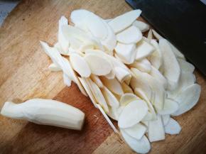 茭白洗净，去皮，这样更容易入味