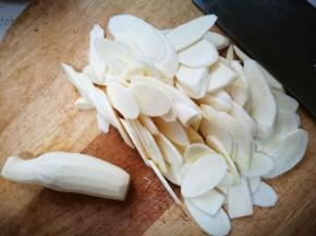 茭白洗净，去皮，这样更容易入味