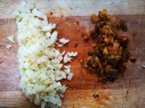 大蒜切粒，榨菜切粒