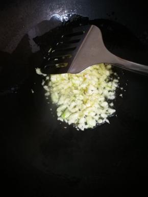 锅烧热，倒入橄榄油，马上倒入蒜粒翻炒，炉子火调到中火，橄榄油烹饪油温不易太高
