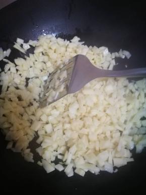 蒜粒炒出香味，倒入出过水的茭白