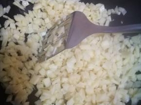 蒜粒炒出香味，倒入出过水的茭白