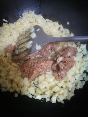 翻炒一会后倒入肉沫翻炒到肉沫变色，我后放肉沫是防止粘锅