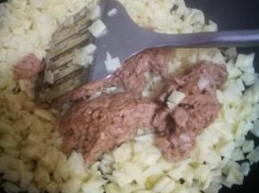 翻炒一会后倒入肉沫翻炒到肉沫变色，我后放肉沫是防止粘锅