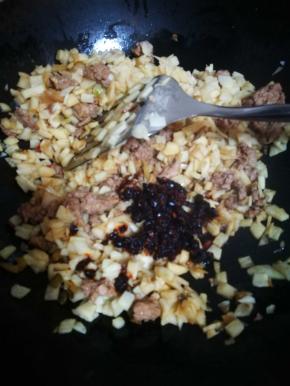 加入生抽，少许老抽，老干妈不要给太多，其他豆瓣酱也可以 ，进行翻炒几分钟，倒点开水闷几分钟后，加入黑胡椒，香油，适量盐，起锅