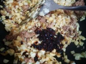 加入生抽，少许老抽，老干妈不要给太多，其他豆瓣酱也可以 ，进行翻炒几分钟，倒点开水闷几分钟后，加入黑胡椒，香油，适量盐，起锅