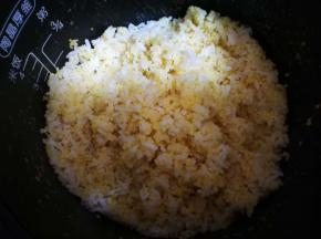 电饭煲蒸好的小米杂粮饭