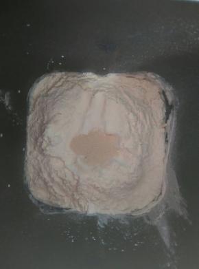 把所有材料放入面包桶内，液体先放，然后是糖，盐面粉最后是酵母，启动和面程序。揉成光滑的面团