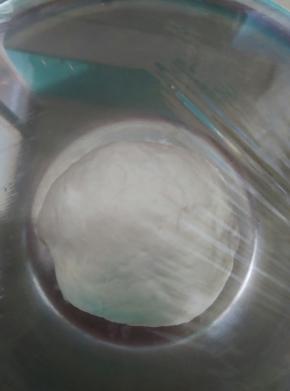 取出盖保鲜膜进行发酵