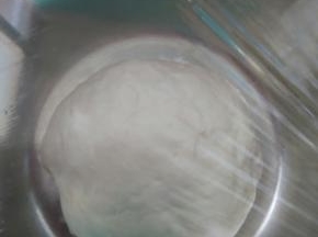 取出盖保鲜膜进行发酵
