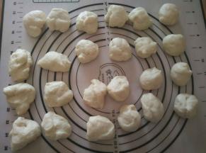 轻柔排气，平均分成24份