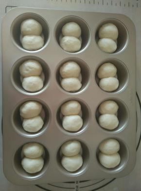 分别揉圆，两个一组放入模具内