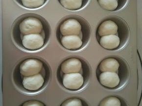 分别揉圆，两个一组放入模具内